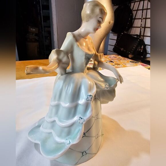 Vintage Romanian Curtsy Porcelain Lady Figurine - Picture 3 of 11